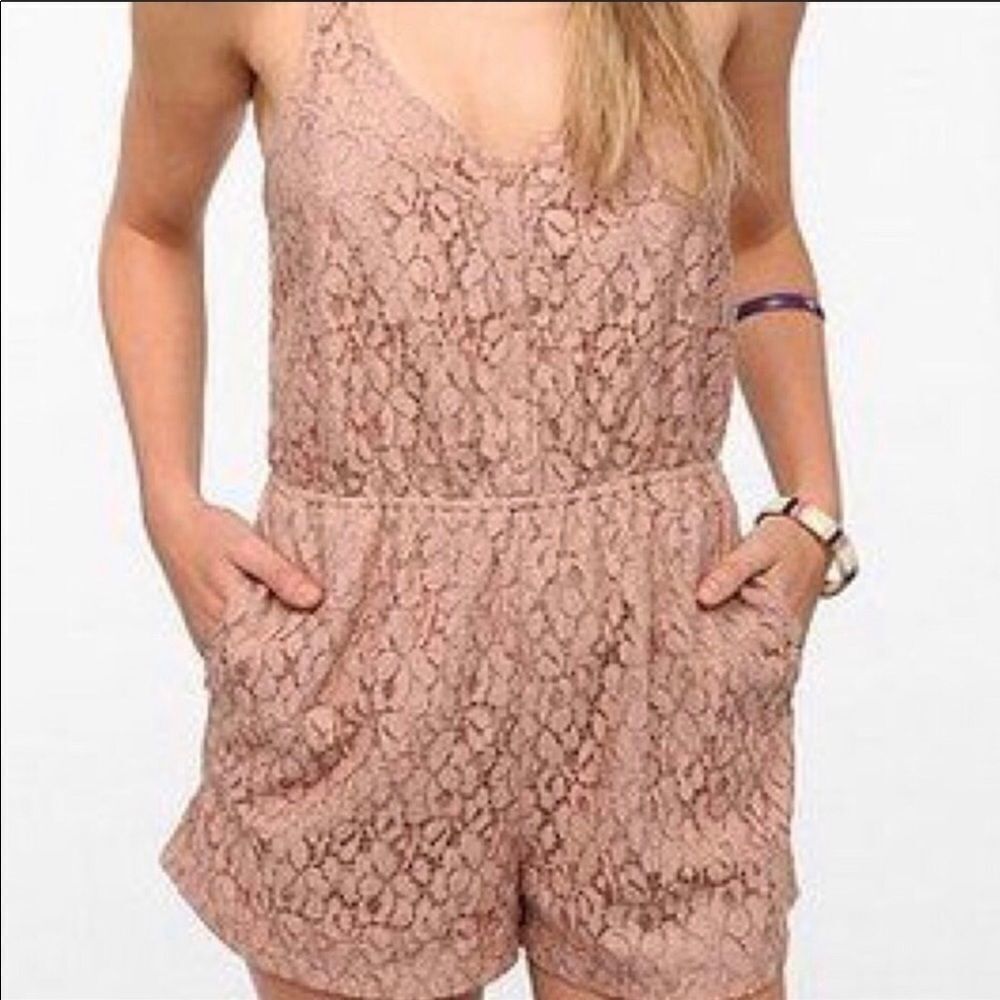 COOPERATIVE | URBAN OUTFITTERS Dusty Rose Lace Romper Shorts Women’s Size Medium